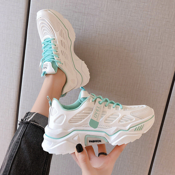 Női alkalmi sportcipő színes fűzővel, durva talppal