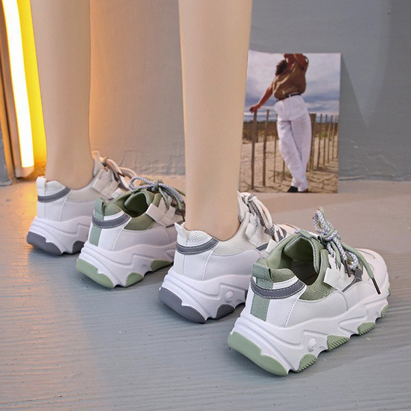 Női tornacipő durva magas talppal, színes fűzőkkel