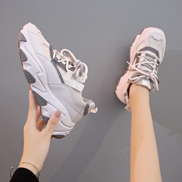 Női tornacipő durva magas talppal, színes fűzőkkel