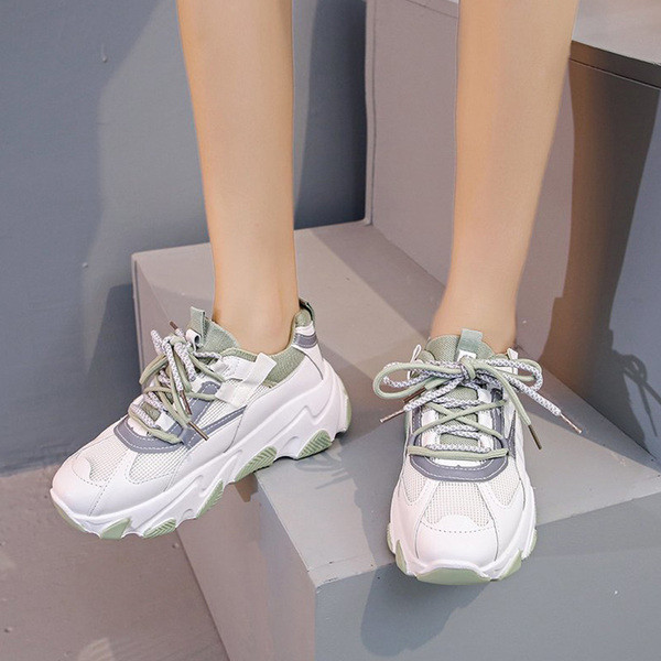 Női tornacipő durva magas talppal, színes fűzőkkel