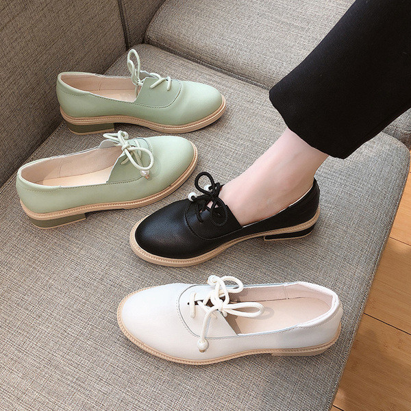 Bőr női alkalmi cipő fűzővel