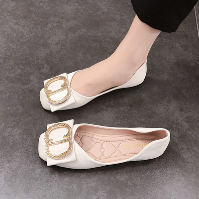 Modern női cipő lapos talppal és fém csattal