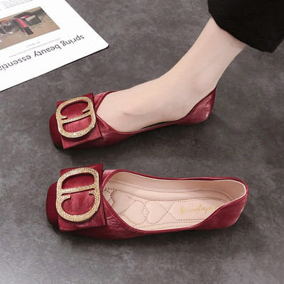 Modern női cipő lapos talppal és fém csattal