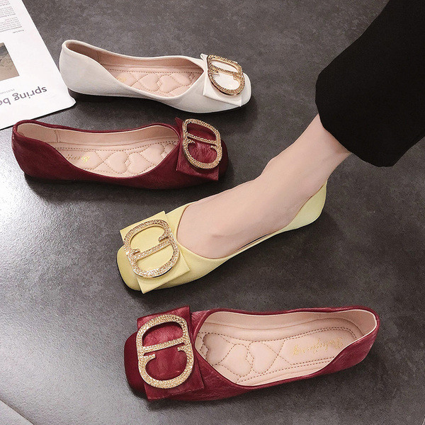 Modern női cipő lapos talppal és fém csattal