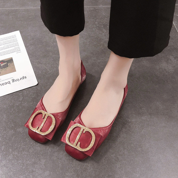 Modern női cipő lapos talppal és fém csattal