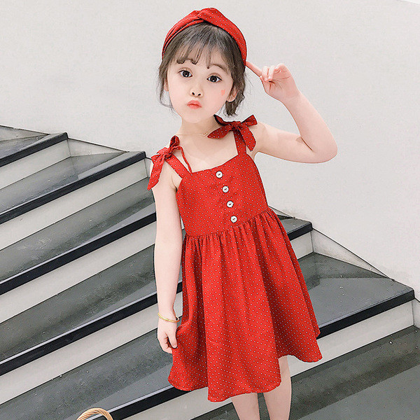 Nööpide ja paeltega vabaaja lastekleit