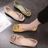 Modern női cipő lapos talppal és csattal