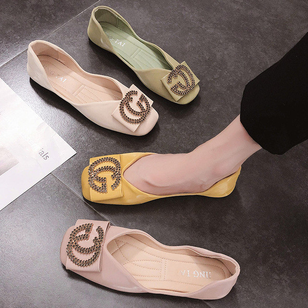 Modern női cipő lapos talppal és csattal