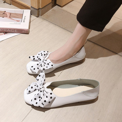 Μοντέρνα γυναικεία παπούτσια με επίπεδη σόλα και κορδέλα