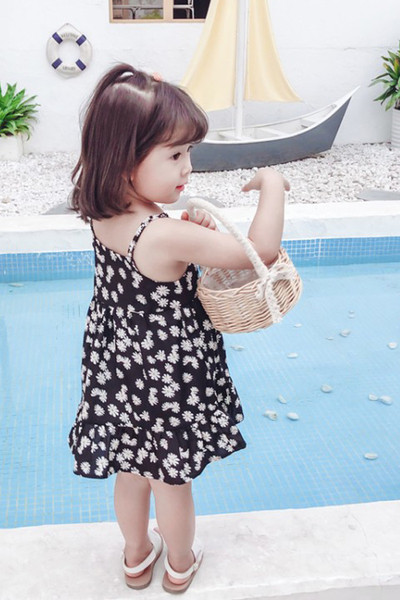 Gyerekruha vékony pántokkal és virágmotívumokkal