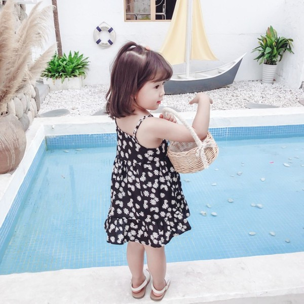 Gyerekruha vékony pántokkal és virágmotívumokkal