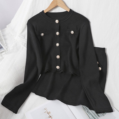 Fekete női szett mellényből és szoknyából