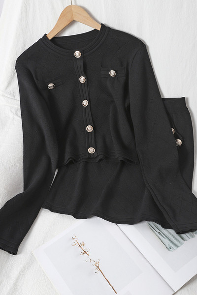 Fekete női szett mellényből és szoknyából