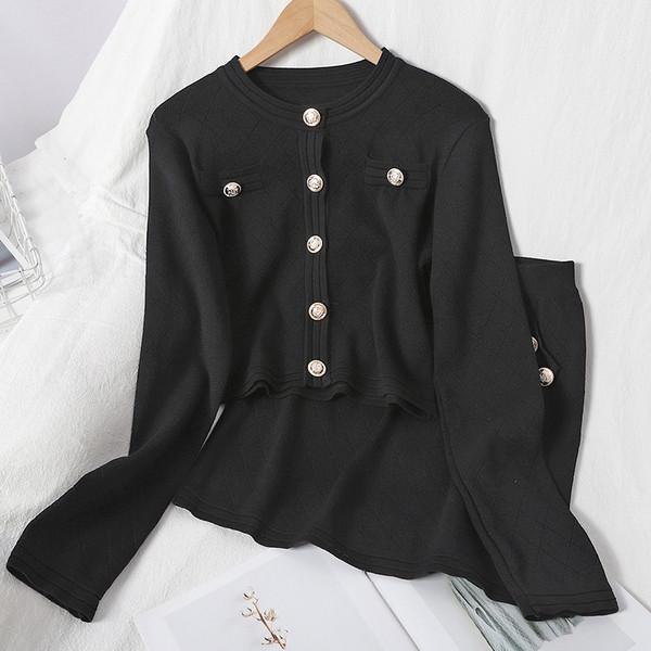 Fekete női szett mellényből és szoknyából