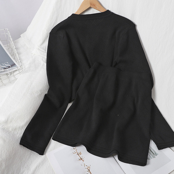 Fekete női szett mellényből és szoknyából