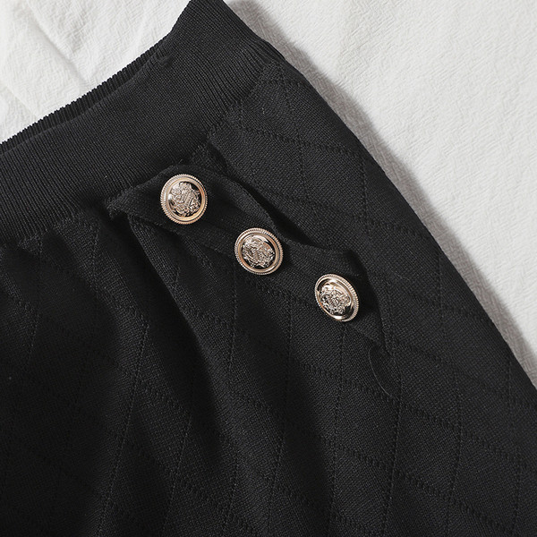 Fekete női szett mellényből és szoknyából