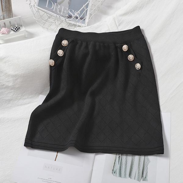 Fekete női szett mellényből és szoknyából