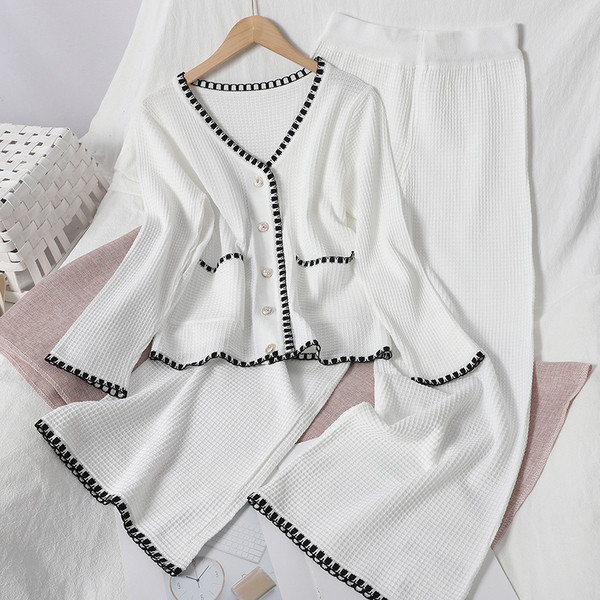 Moteriškas dviejų dalių komplektas - liemenė ir plačios kelnės