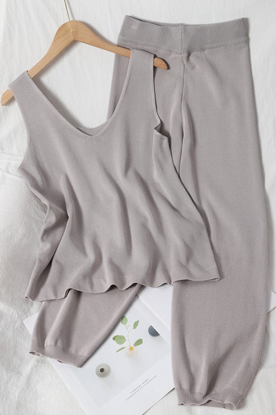 Ležerni ženski set koji uključuje majicu bez rukava i tanke pletene hlače