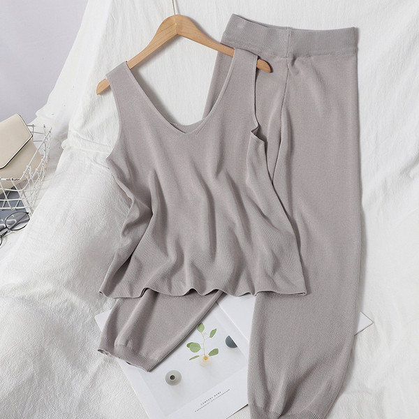 Ležerni ženski set koji uključuje majicu bez rukava i tanke pletene hlače