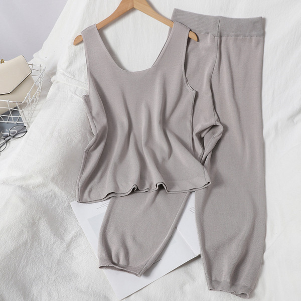 Ležerni ženski set koji uključuje majicu bez rukava i tanke pletene hlače