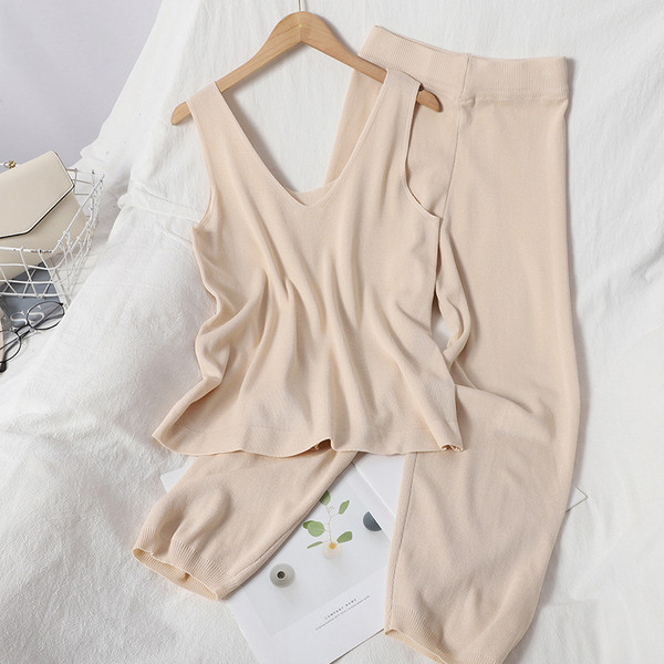 Ležerni ženski set koji uključuje majicu bez rukava i tanke pletene hlače