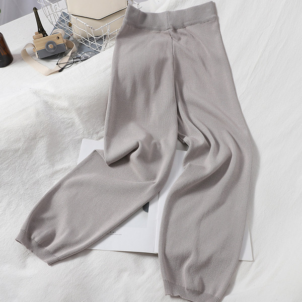 Ležerni ženski set koji uključuje majicu bez rukava i tanke pletene hlače