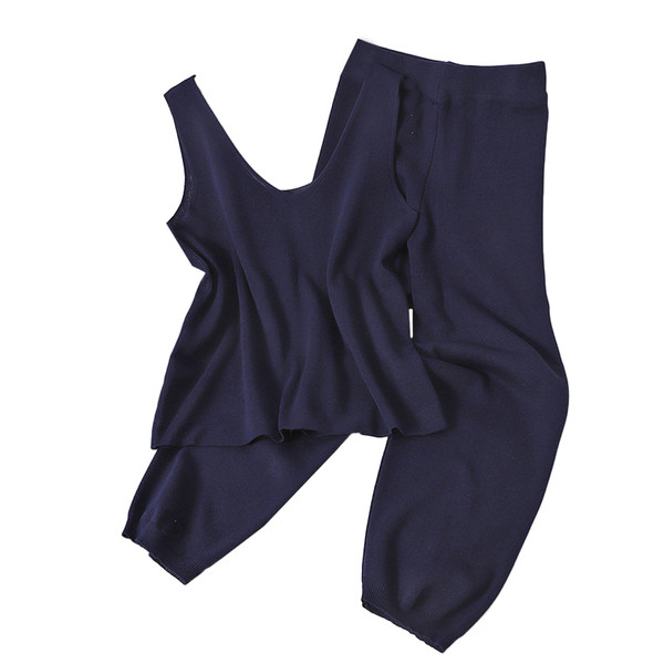 Ležerni ženski set koji uključuje majicu bez rukava i tanke pletene hlače