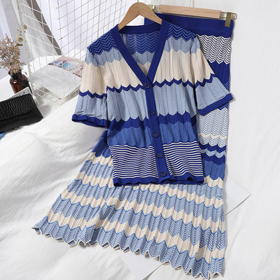 Šareni ženski komplet koji uključuje kardigan kratkih rukava i dugu suknju