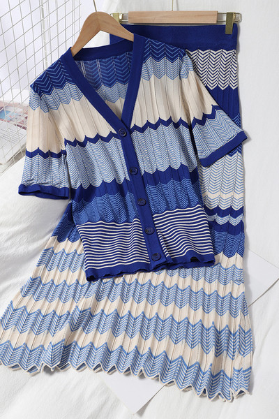 Šareni ženski komplet koji uključuje kardigan kratkih rukava i dugu suknju