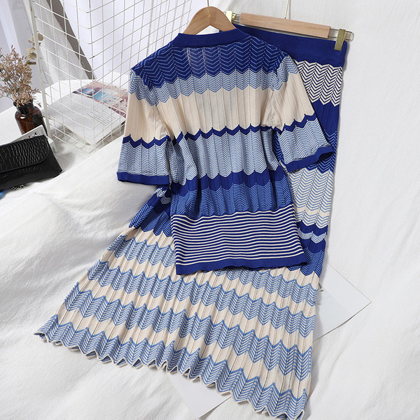 Šareni ženski komplet koji uključuje kardigan kratkih rukava i dugu suknju