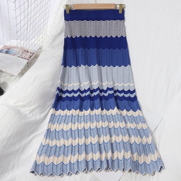 Šareni ženski komplet koji uključuje kardigan kratkih rukava i dugu suknju