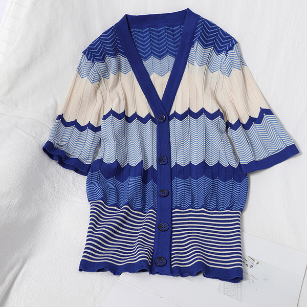 Šareni ženski komplet koji uključuje kardigan kratkih rukava i dugu suknju