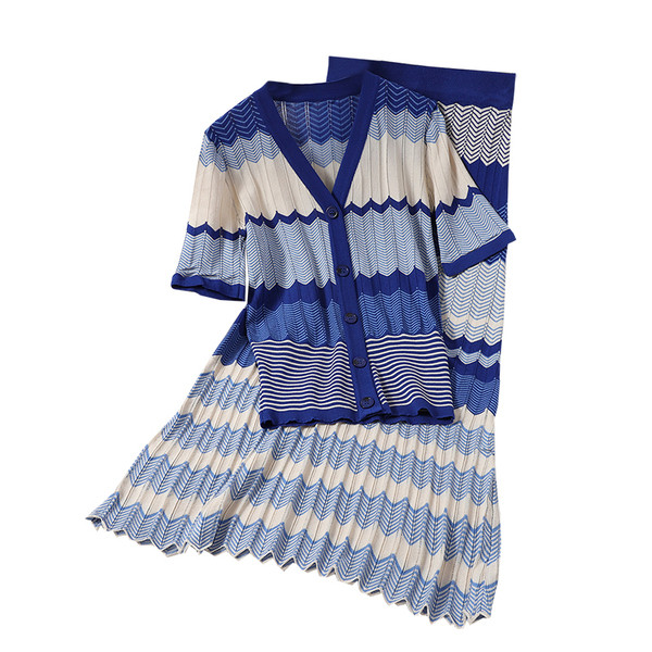 Šareni ženski komplet koji uključuje kardigan kratkih rukava i dugu suknju