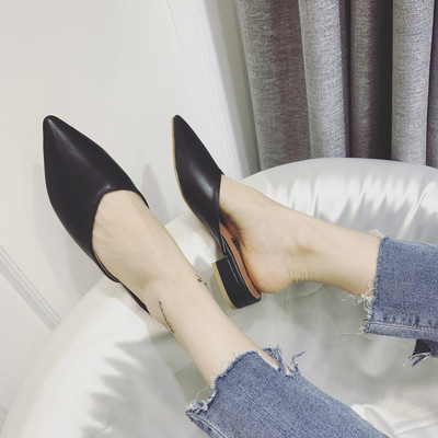 Naiste nahast sussid terava otsaga madala paksu kontsaga mudel