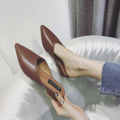 Naiste nahast sussid terava otsaga madala paksu kontsaga mudel