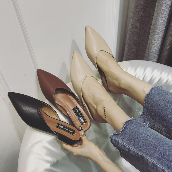 Naiste nahast sussid terava otsaga madala paksu kontsaga mudel