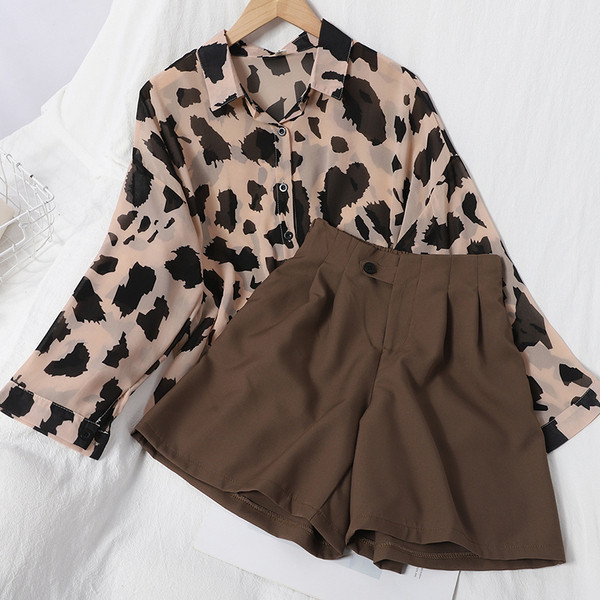 Modern női szett inggel és rövidnadrággal