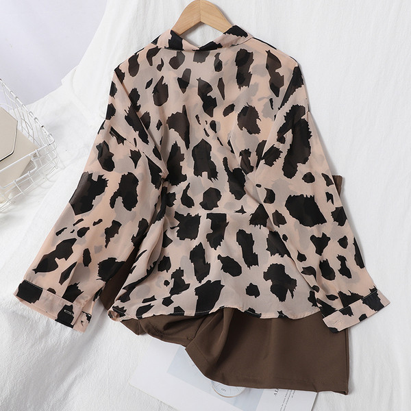 Modern női szett inggel és rövidnadrággal