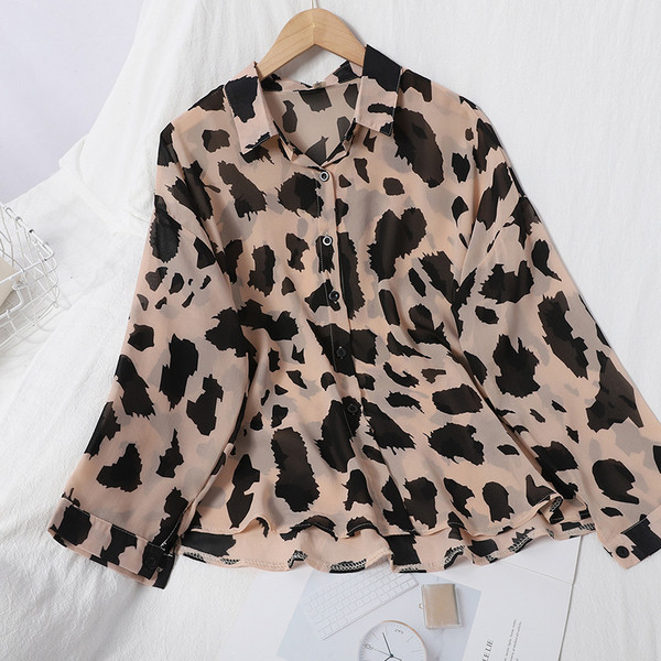 Modern női szett inggel és rövidnadrággal