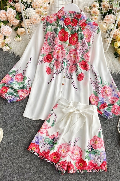 Moodne naiste komplekt, mis sisaldab lillemotiividega särki ja lühikesi pükse