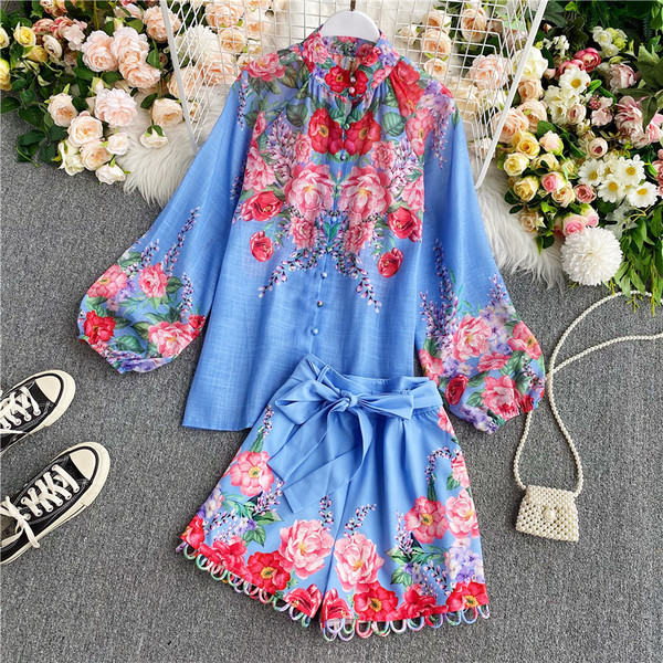 Moodne naiste komplekt, mis sisaldab lillemotiividega särki ja lühikesi pükse