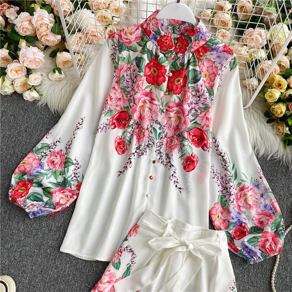 Moodne naiste komplekt, mis sisaldab lillemotiividega särki ja lühikesi pükse