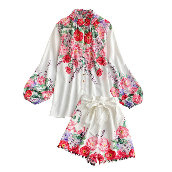 Moodne naiste komplekt, mis sisaldab lillemotiividega särki ja lühikesi pükse