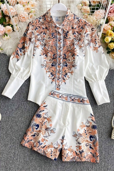 Moderan ženski dvodijelni set koji uključuje košulju dugih rukava i kratke hlače