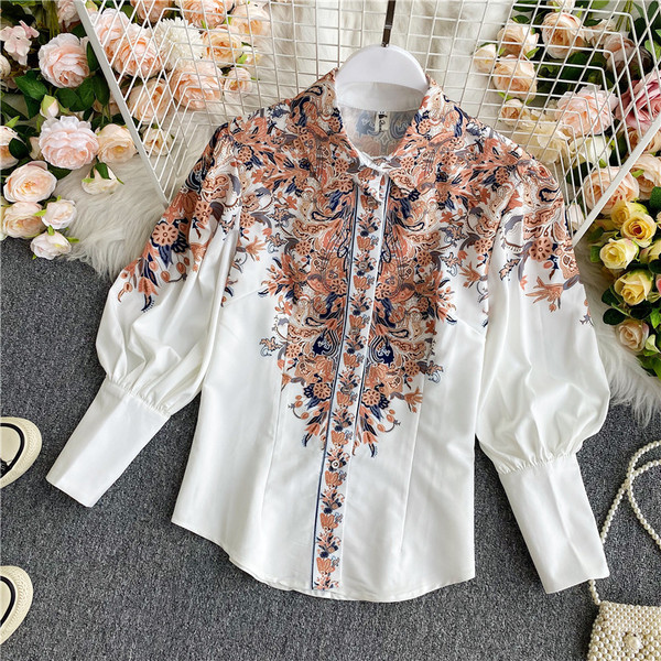 Moderan ženski dvodijelni set koji uključuje košulju dugih rukava i kratke hlače