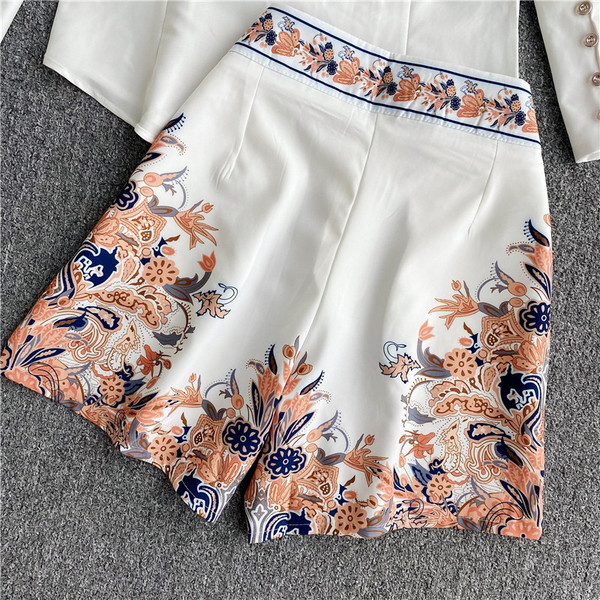 Moderan ženski dvodijelni set koji uključuje košulju dugih rukava i kratke hlače