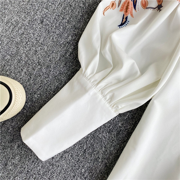 Moderan ženski dvodijelni set koji uključuje košulju dugih rukava i kratke hlače