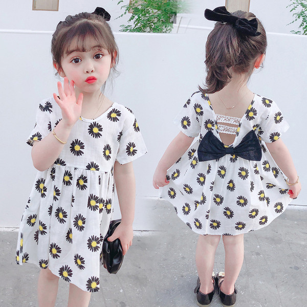 Modern gyerekruha virágos motívumokkal és szalaggal