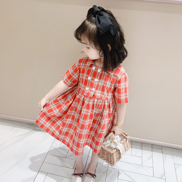 Gyermek kockás ruha gombokkal és rövid ujjú